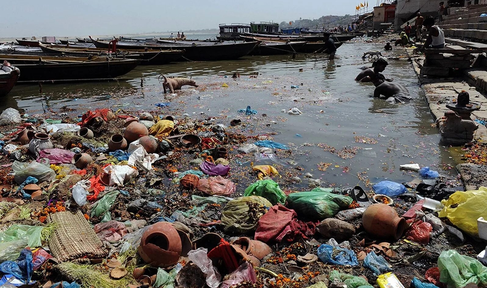 Основные экологические проблемы индии. Река ганг в Индии загрязнения. Ганг самая грязная река в мире. Река Цитарум Индонезия.