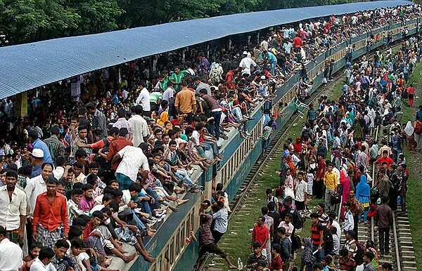Galerie foto: Trenurile incredibil de aglomerate din Dhaka. Oamenii circulă pe a