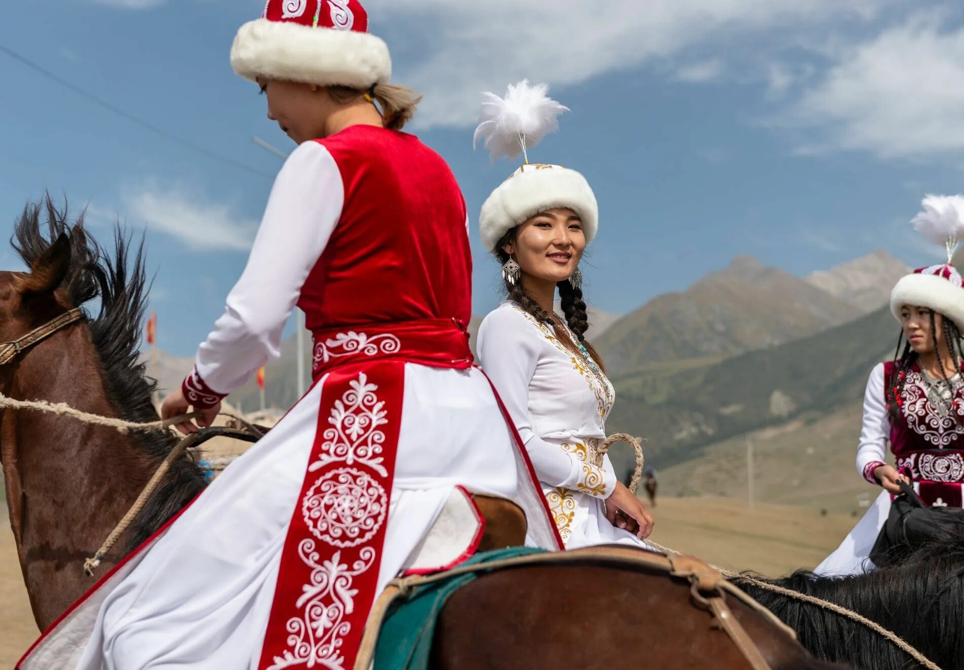 Киргизы большая. Киргизские женщины. Кыргызы кочевники. Кочевники женщины. Кыргызская Национальная одежда женская.