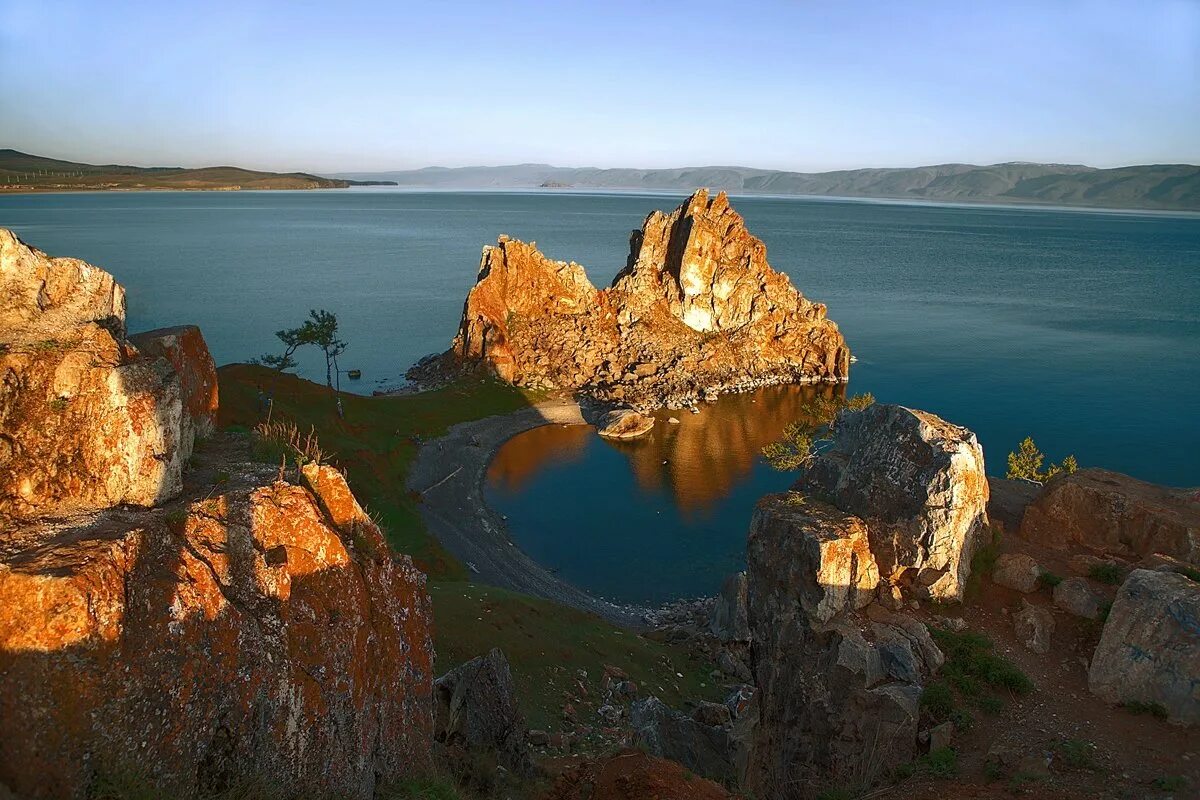 Большой остров байкала. Озеро Байкал остров Ольхон. Байкал скала Шаманка остров Ольхон. Озеро Ольхон на Байкале. Скала Шаманка на острове Ольхон.