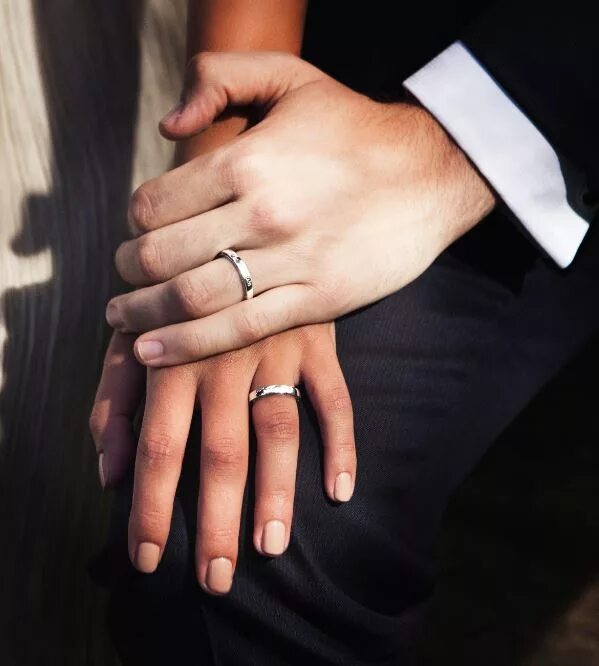 На какой руке носят армяне обручальное кольцо. Мужские кольца на руке. Мужские обручальные кольца на руке. Красивые обручальные кольца на руках. Рука в руке с обручальными кольцами.