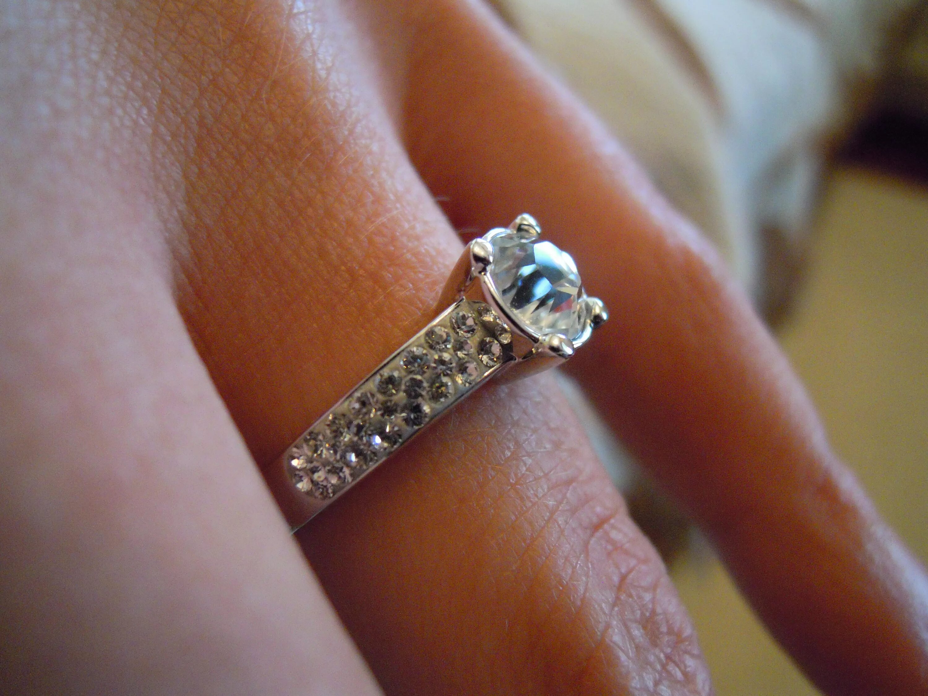 Красивое кольцо на палец. Красивые кольца. Красивое помолвочное кольцо. Бриллиантовое кольцо. Кольцо с бриллиантом на руке.