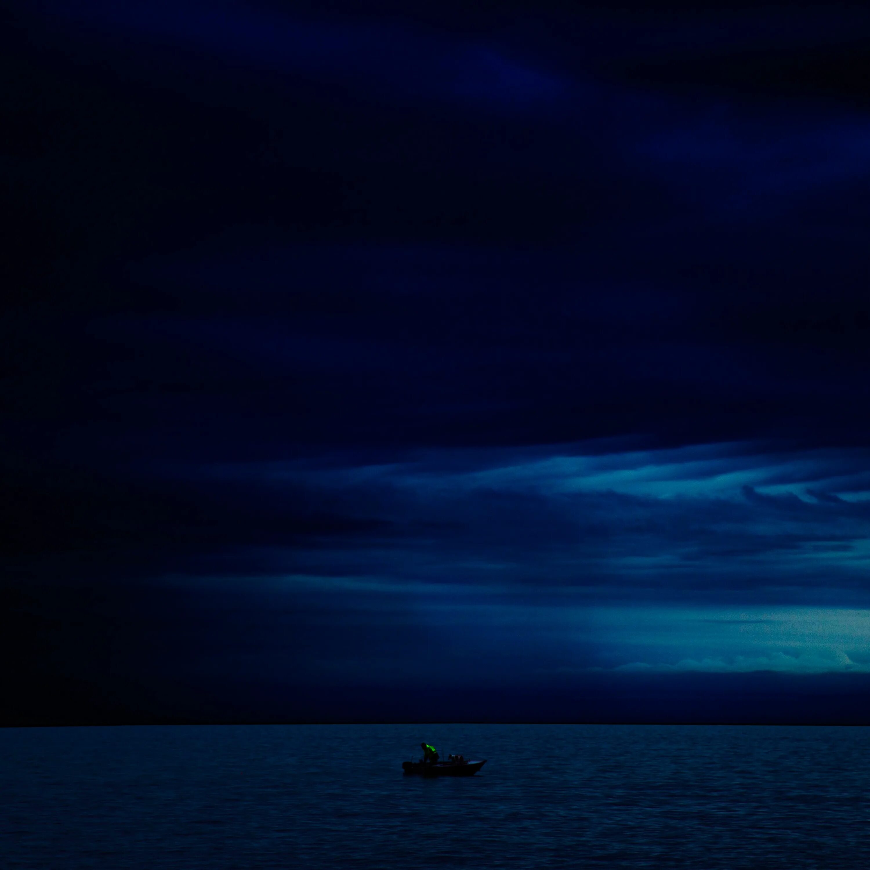 Черный день синяя ночь. Темный Горизонт. Ночь,за горизонтом. Море на горизонте светлее или темнее. Лодка ночью под луной крупным планом.