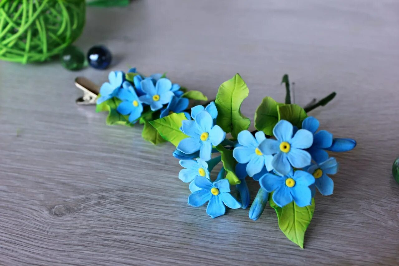 Незабудка цветок из бумаги. Незабудки из гофрированной бумаги. Бутоньерка с незабудками. Как сделать цветок незабудка. Незабудка из картона.