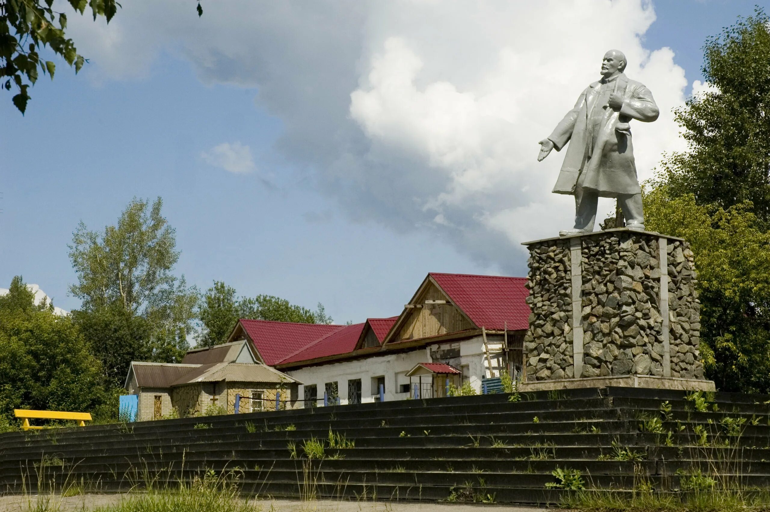 Пермский край д ленино. Памятник Ленину Чусовой. Памятник Ленину чуксовоц. Монумент Чусовой. Чусовская статуя Ермака.