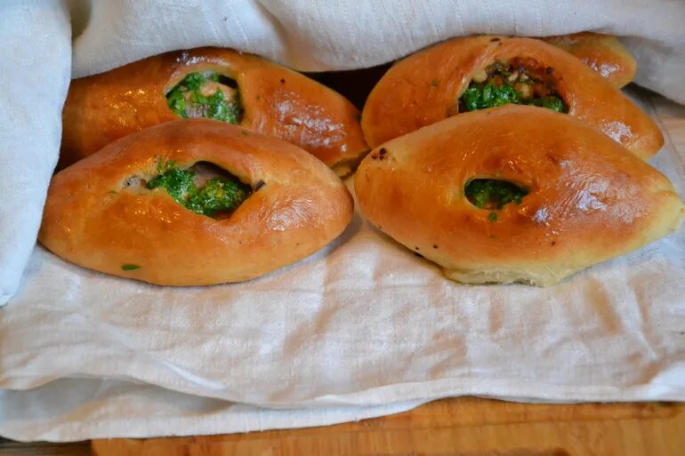 рыбный расстегай. расстегай с бульоном. расстегай с рыбой. расстегаи с рыбой в форме рыбки. расстегай с рыбой из слоеного теста.