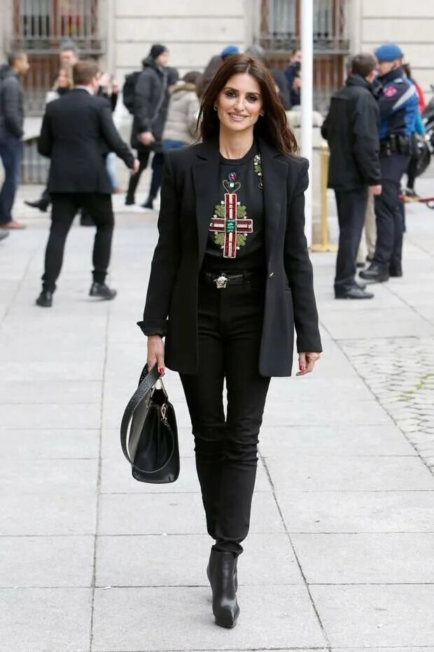 Нормальный образ. Пенелопа Крус стиль. Пенелопа Крус Street Style. Пенелопа Крус уличный стиль. Пенелопа Крус стиль одежды.