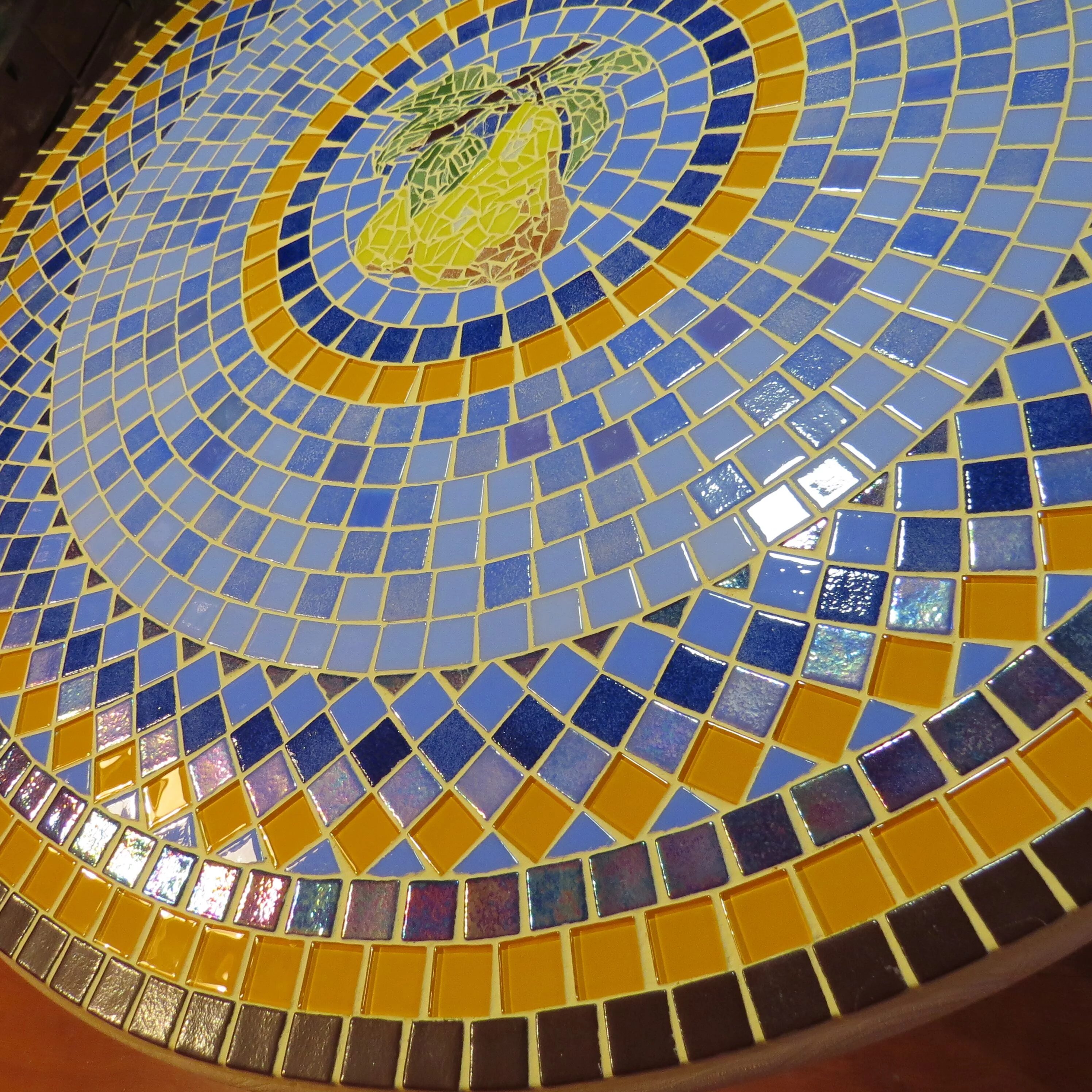 украшенная мозаикой. витражи гауди. мозаика панно. мозаика смальта микс роскошная мозаика мс 5265. узоры из мозаики.