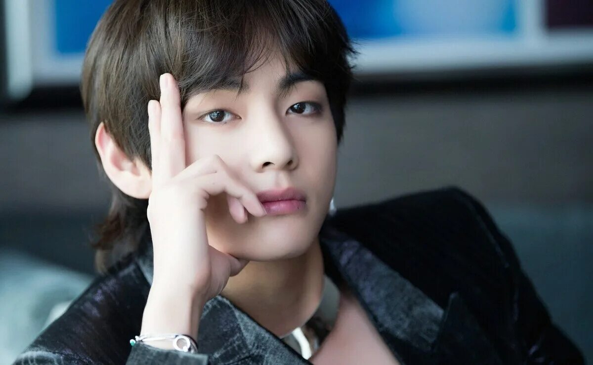 Тэхен биография личная. BTS Kim Taehyung. Тэхен Диспатч. Тэхен БТС Диспатч.