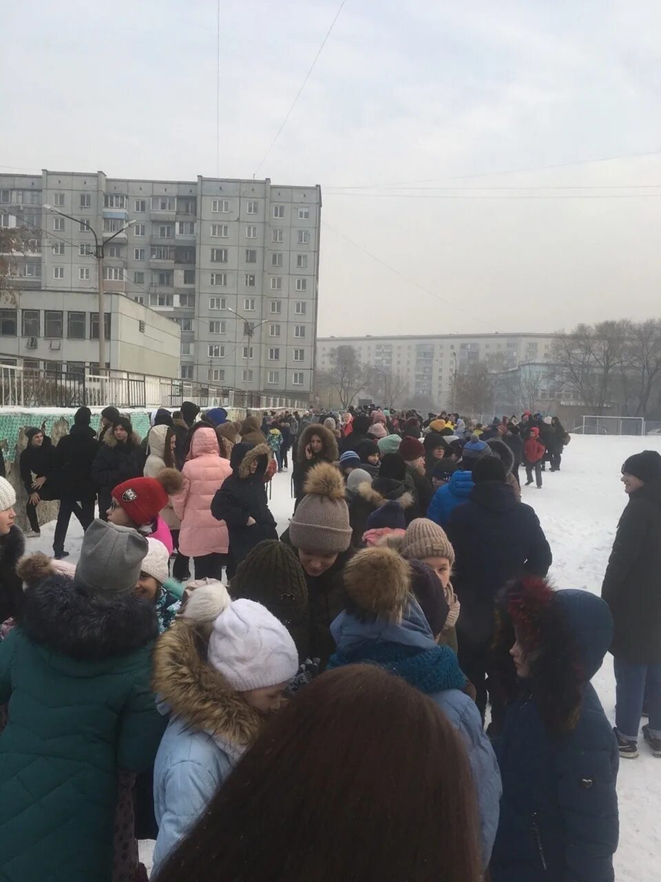 Минирование школ в Красноярске. Красноярск школы заминированы. В Красноярске эвакуируют школы. В красноярских школах эвакуация.