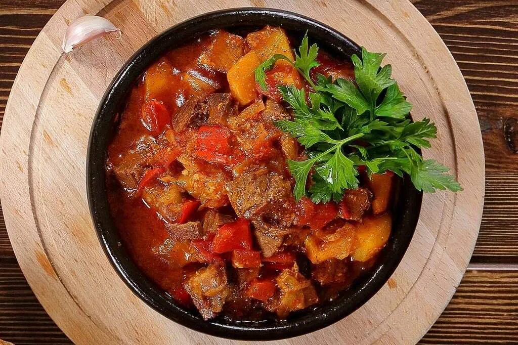 Соус с мясом и овощами рецепт. Чахохбили и Чашушули. Чахохбили из говядины по-грузински. Чахохбили Оджахури. Чашушули Оджахури.