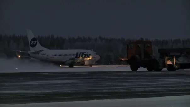 Рейс ноябрьск тюмень. Аварийная посадка в ханты мансийске. ut470 самолет. utair ноябрьск. аэропорт ноябрьск зимой самолёты.