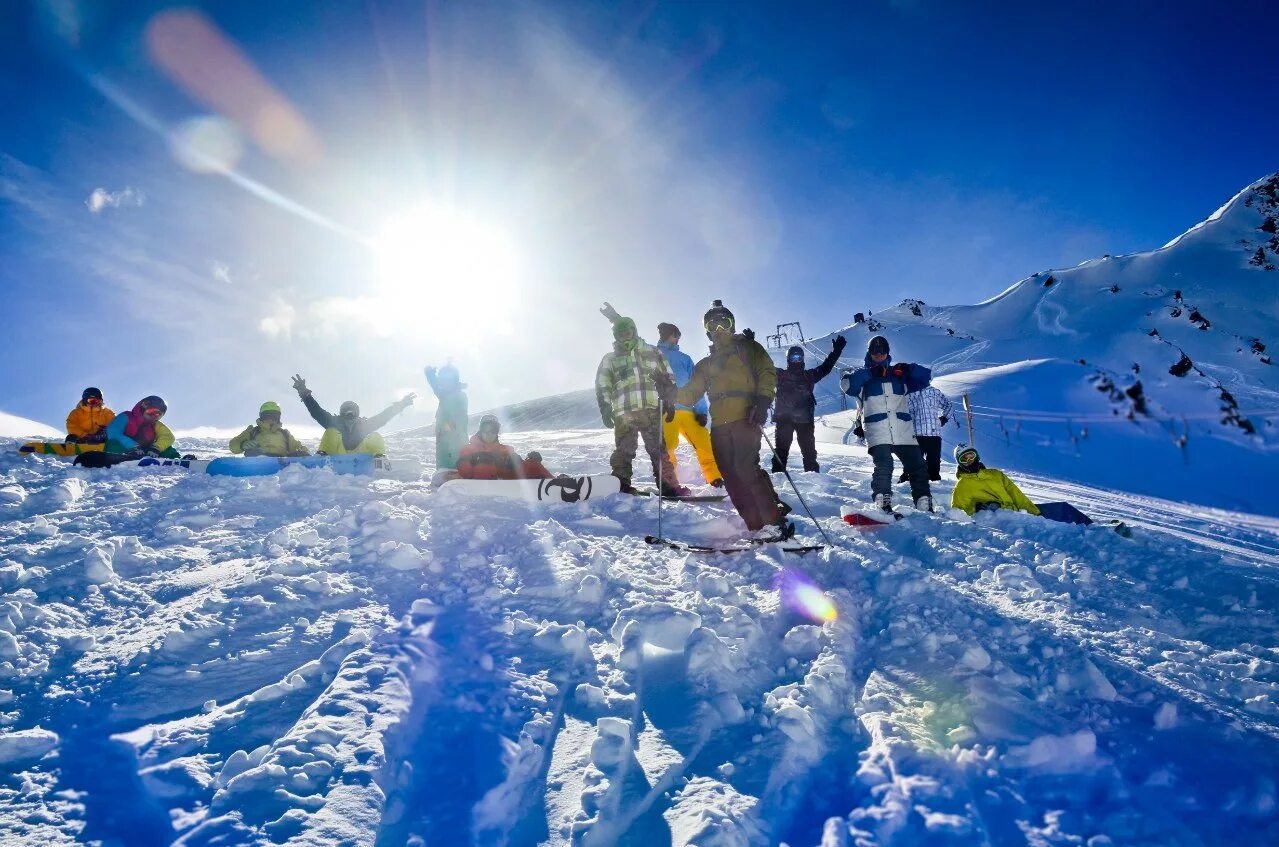 Поездка на горнолыжный курорт. Эльбрус горнолыжный курорт. Приэльбрусье горнолыжный курорт. Терскол горнолыжный курорт. Горнолыжный туризм Приэльбрусье.