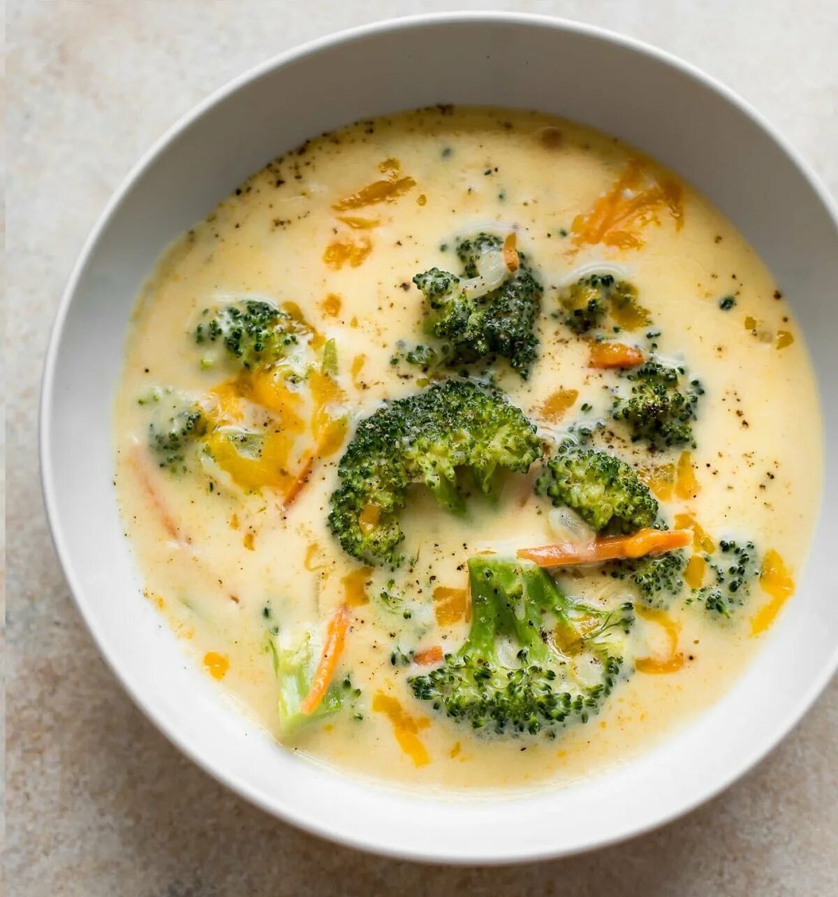 Суп с брокколи и сливками. Сырный суп с шампиньонами и брокколи. Сырный суп с брокколи. Сливочный суп с брокколи. Суп брокколи с пармезаном.