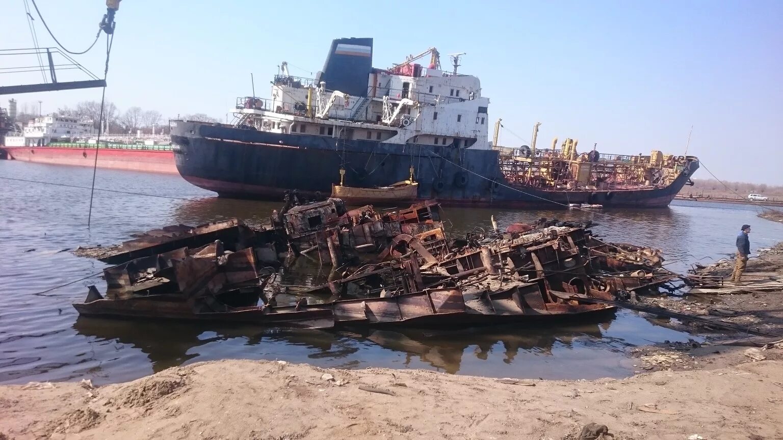 На дне волги астрахань. Затонувший корабль Волга - Дон. Волгоград затонувший корабль.