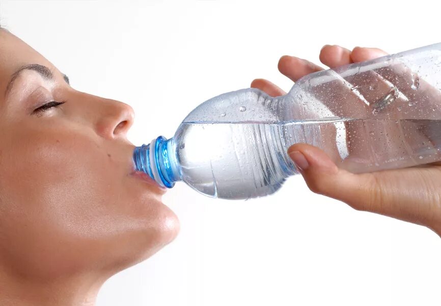 Холодная ли вода. Питье минеральной воды. Вода из бутылки. Пьет воду с бутылки. Минеральные воды пить.