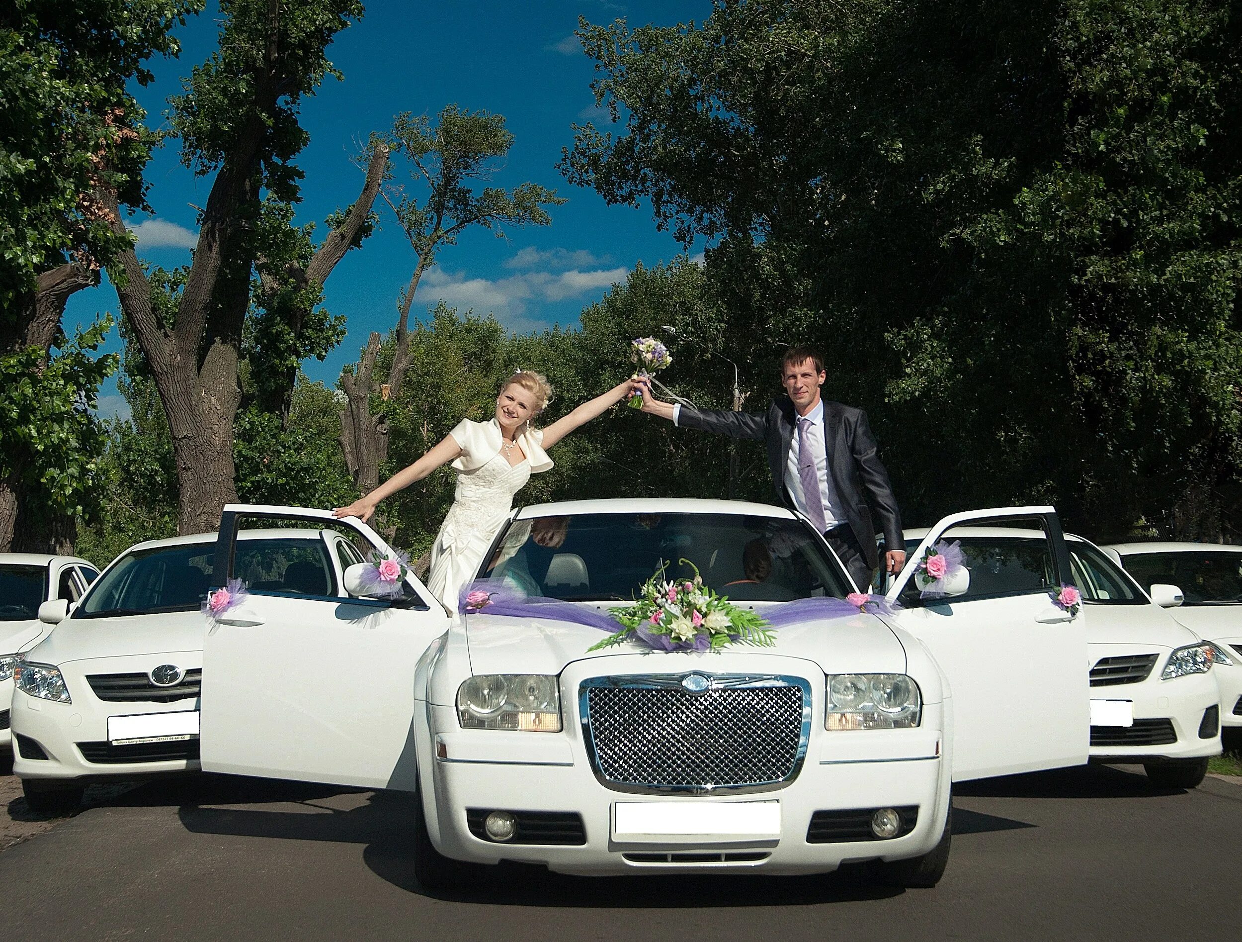 Свадьба едет. Свадебный кортеж. Свадебные машины армянские. Свадьба едет. Свадебный лимузин.