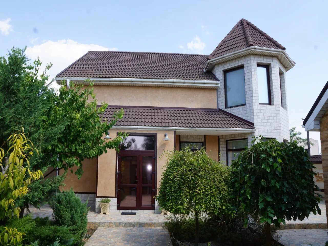 Коттеджный поселок астери евпатория. Коттеджи евро евпатория. Коттеджный поселок евпатория village евпатория. Коттеджи евпатории. Миндальная аллея евпатория.