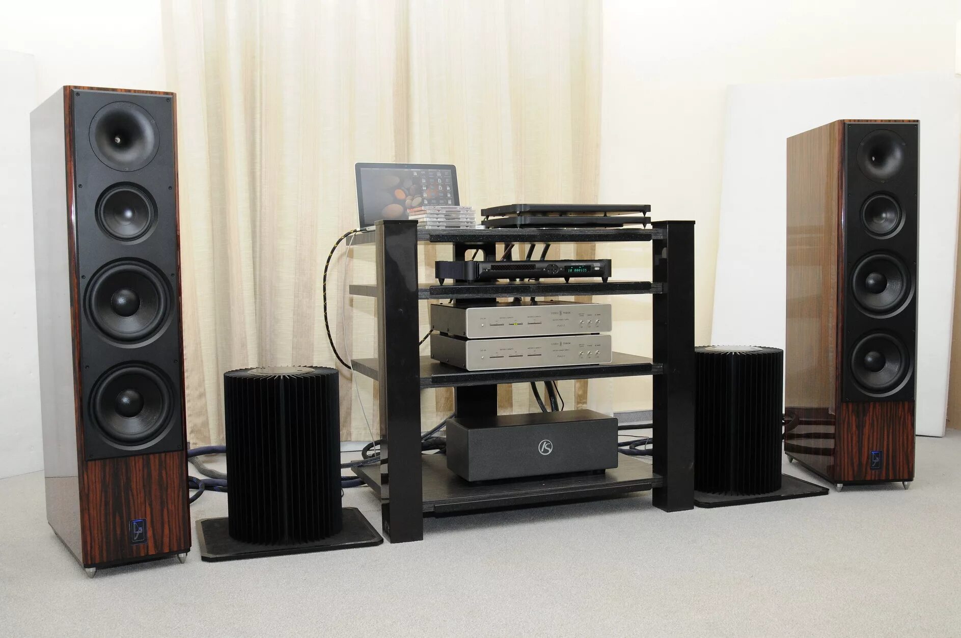 Магазин hi fi. Mcintosh laboratory. Hifi магазин. Hi fi hi end. Акустика hi-fi и hi-end.