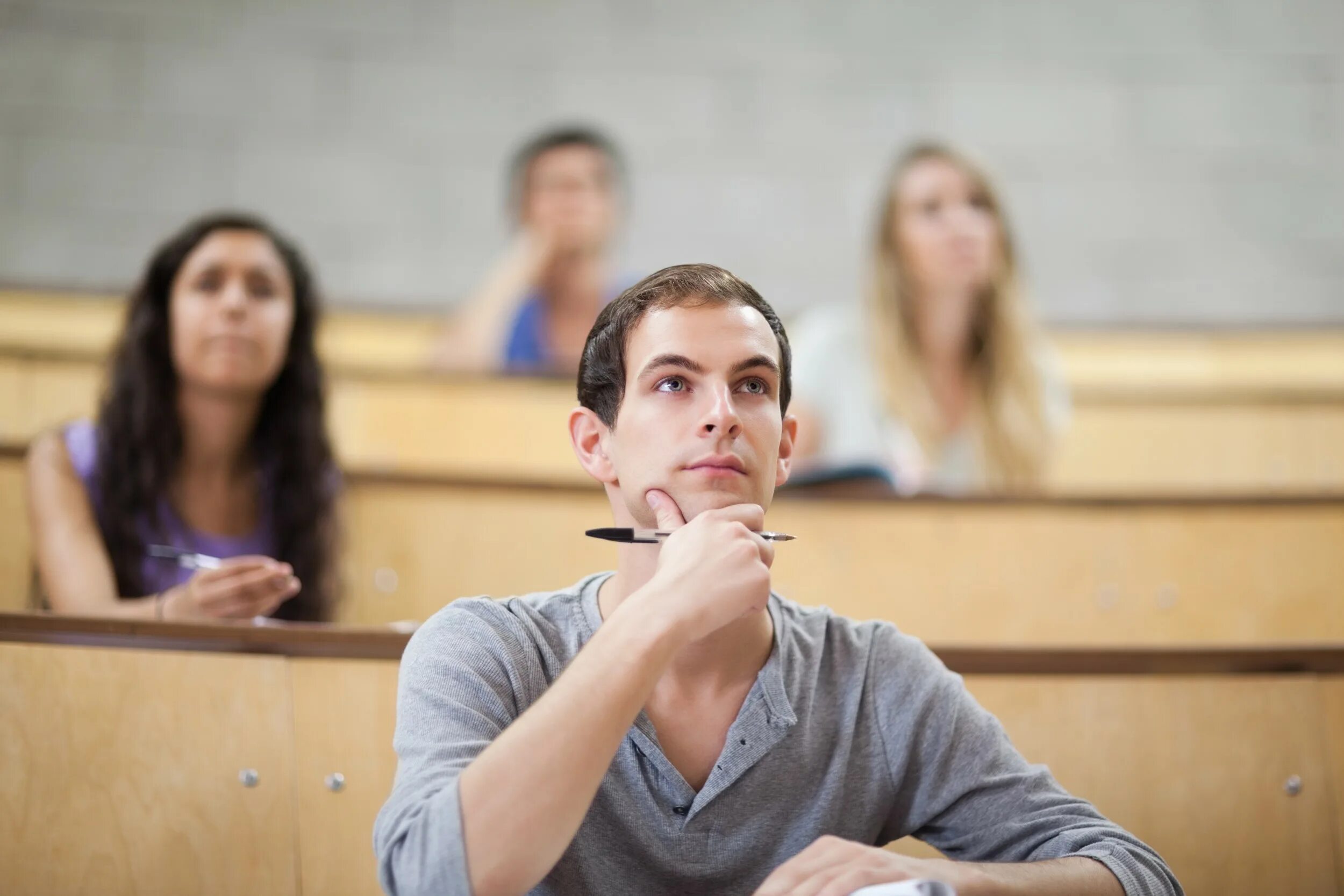 Преподаватель и студент. Студенты в аудитории. Сижу на лекции. Лекция в университете. Пассивные студенты