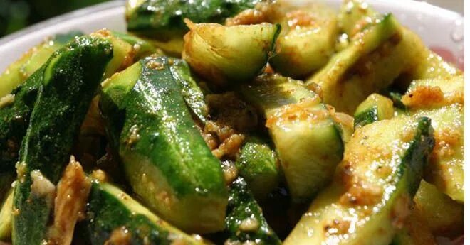 Салат огурцы с луком на зиму. Жареные огурцы рецепт на зиму самый вкусный. Огурцы по-корейски с морковью. Огурцы на сковороде. Жареные огурцы рецепт на зиму самый вкусный.