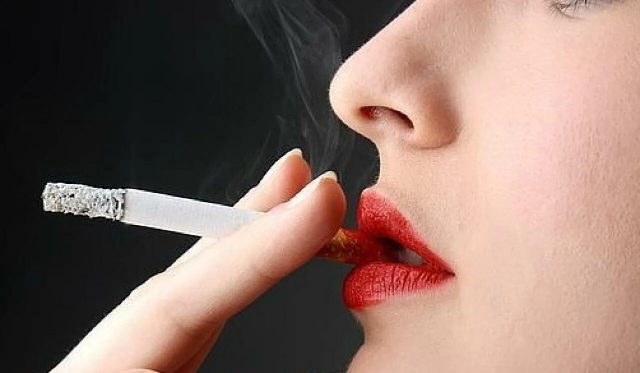 К чему снится сигареты во сне. Сигарета во рту. Курить во сне к чему. К чему снится курить сигарету. Сигарета во рту девушки близко.
