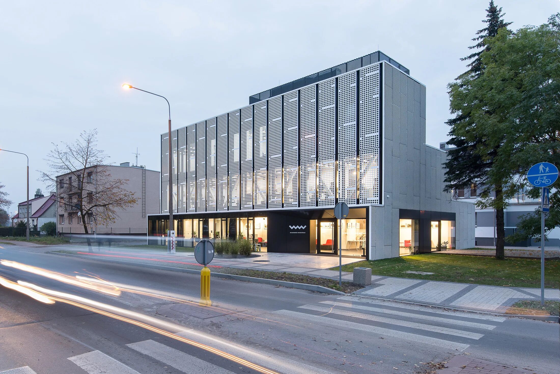 The office building is. Офисное здание «Боуэн-Хауз» в Веллингтоне. Офисное здание. Современные офисные здания. Современные административные здания.