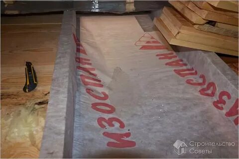Как правильно положить пароизоляцию на потолок