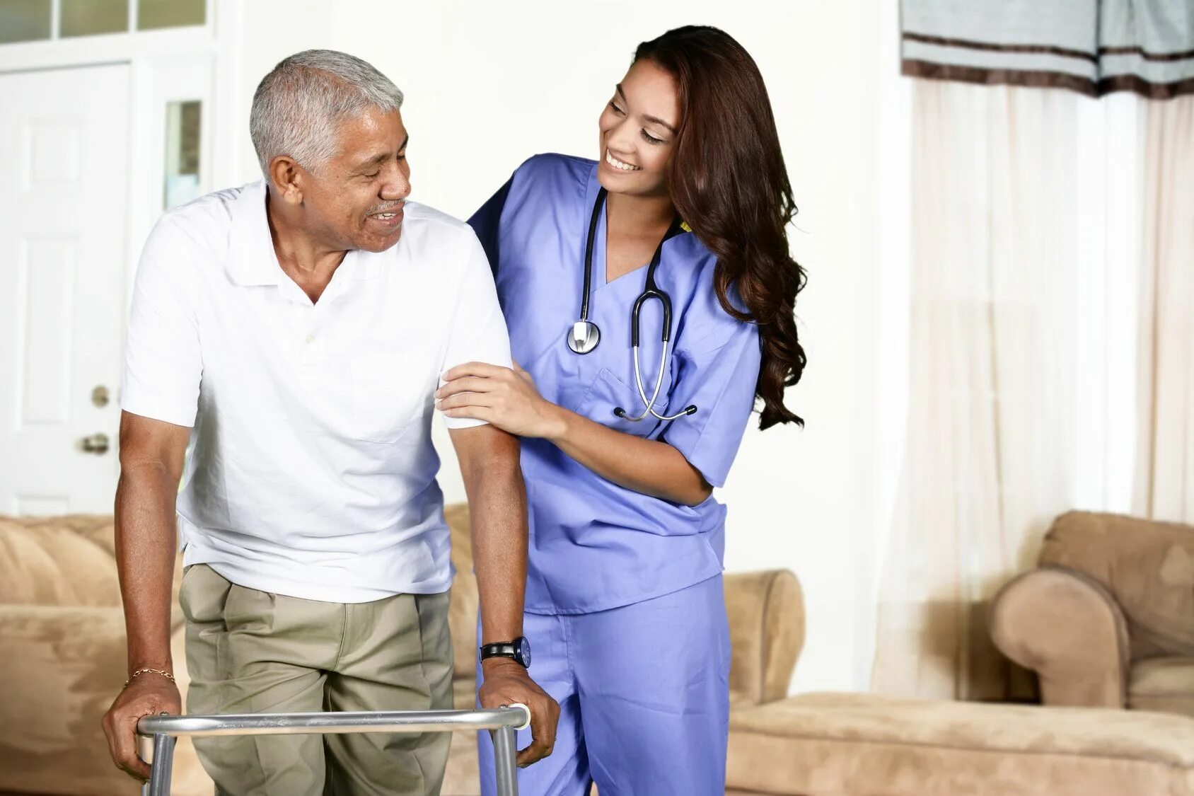 Need care. Мужчина помогает старикам. ухаживать за человеком. home health care. фото senior citizens.