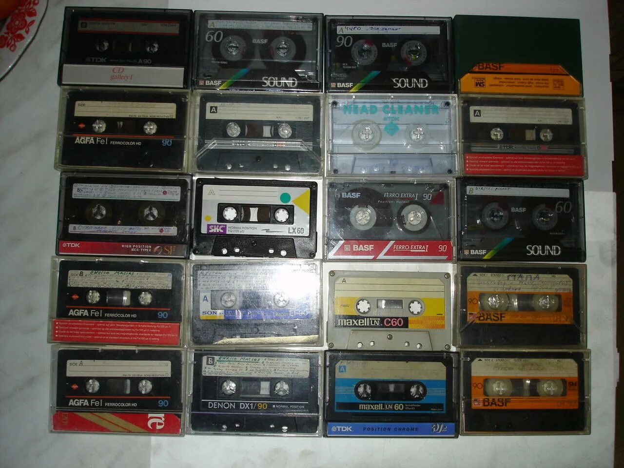 Продам кассеты. Типы аудиокассет. Аудиокассеты 2 типа. Типы кассет. Видеокассеты BASF.