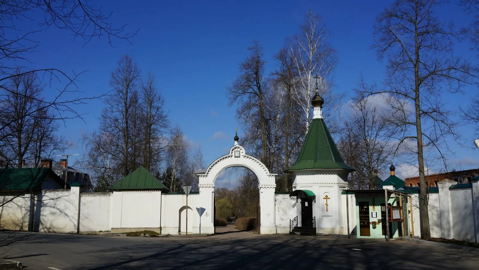 Первомайское подворье. Подворье колбаса. Первомайское подворье. Ресторан мордовское подворье саранск. Милюково московская область.