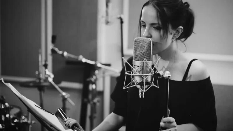 Гуляет дождь песню. Босиком по солнцу а по темным улицам. А по улицам гуляет дождь. Группа босиком по солн. Гуляет дождь песню.