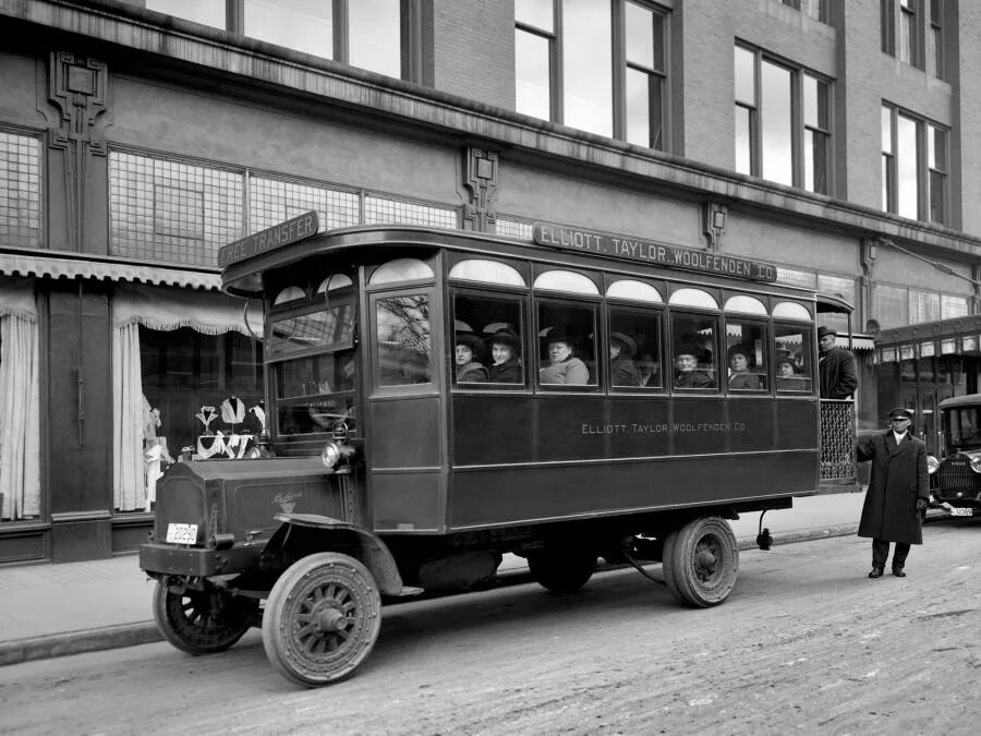 Bus 1914. Packard 1914. Старинные автобусы. Первый автобус. 1907 год первый автобус