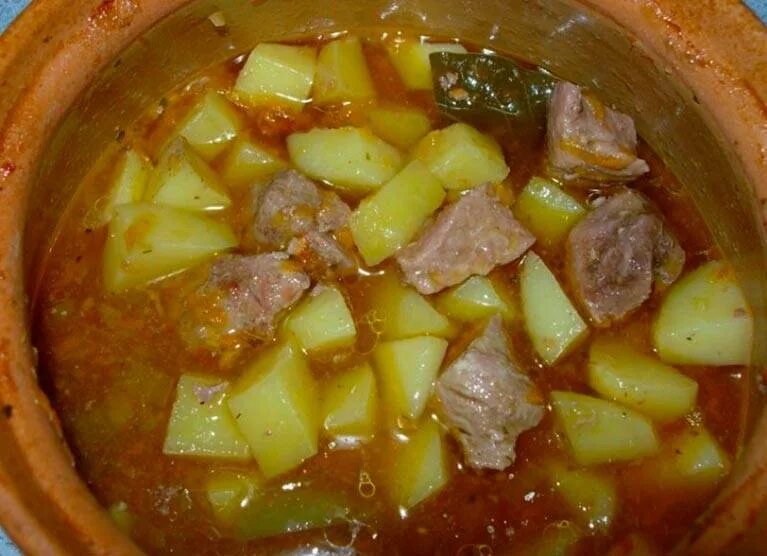 Картофель со свининой кастрюле. Тушёная картошка с мясом. тушеная говядина с картошкой. тушёная картошка с бульоном. картошка с мясом в кастрюле с бульоном.
