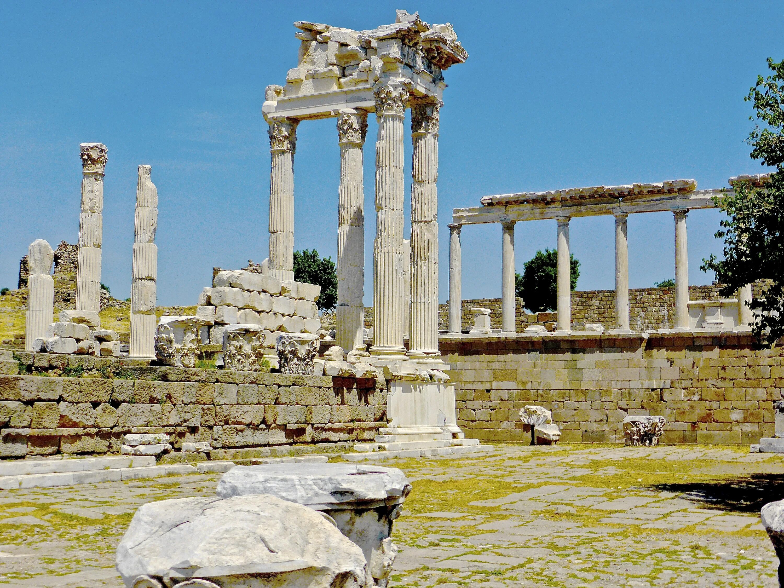Пять античных. Античный храм древний Рим Греция. Развалины храма в Риме. Храм Афины Измир. Греция колонны развалины.