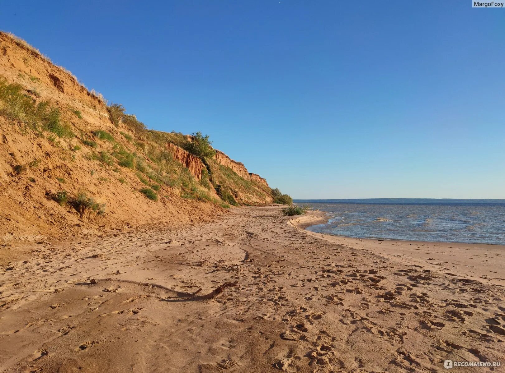 Село хрящевка самарская область пляж. Девушка с фруктами на море. Село ягодное жигулевское море. Село ягодное жигулевское море. Ягодное море.