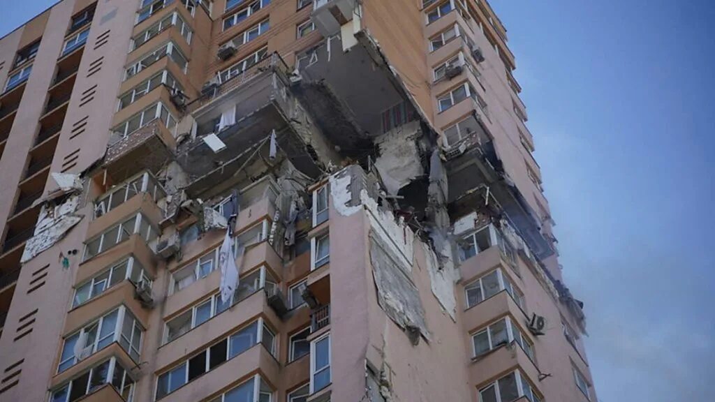 Попадание в жилой дом. Киев многоэтажки. разрушения в киеве. ракета попала в жилой дом в киеве.