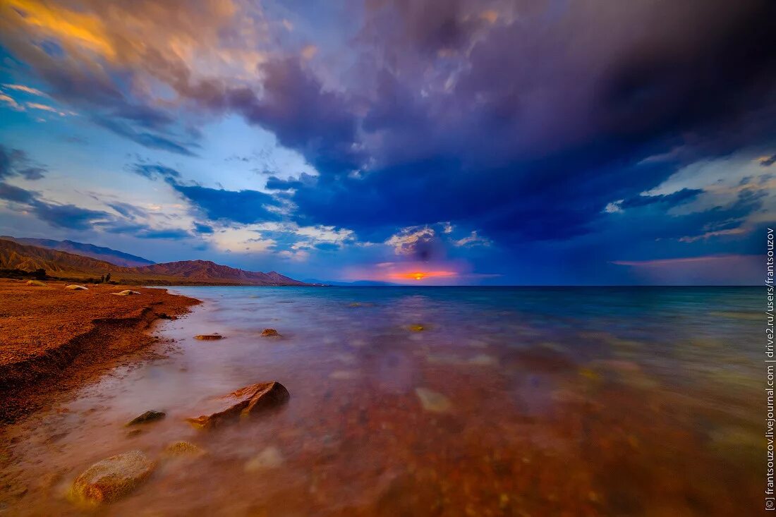 Озеро иссык-куль киргизия. Иссык куль hot. Киргизия иссык-куль чампаната. Озеро иссык-куль киргизия. Курменты иссык куль.