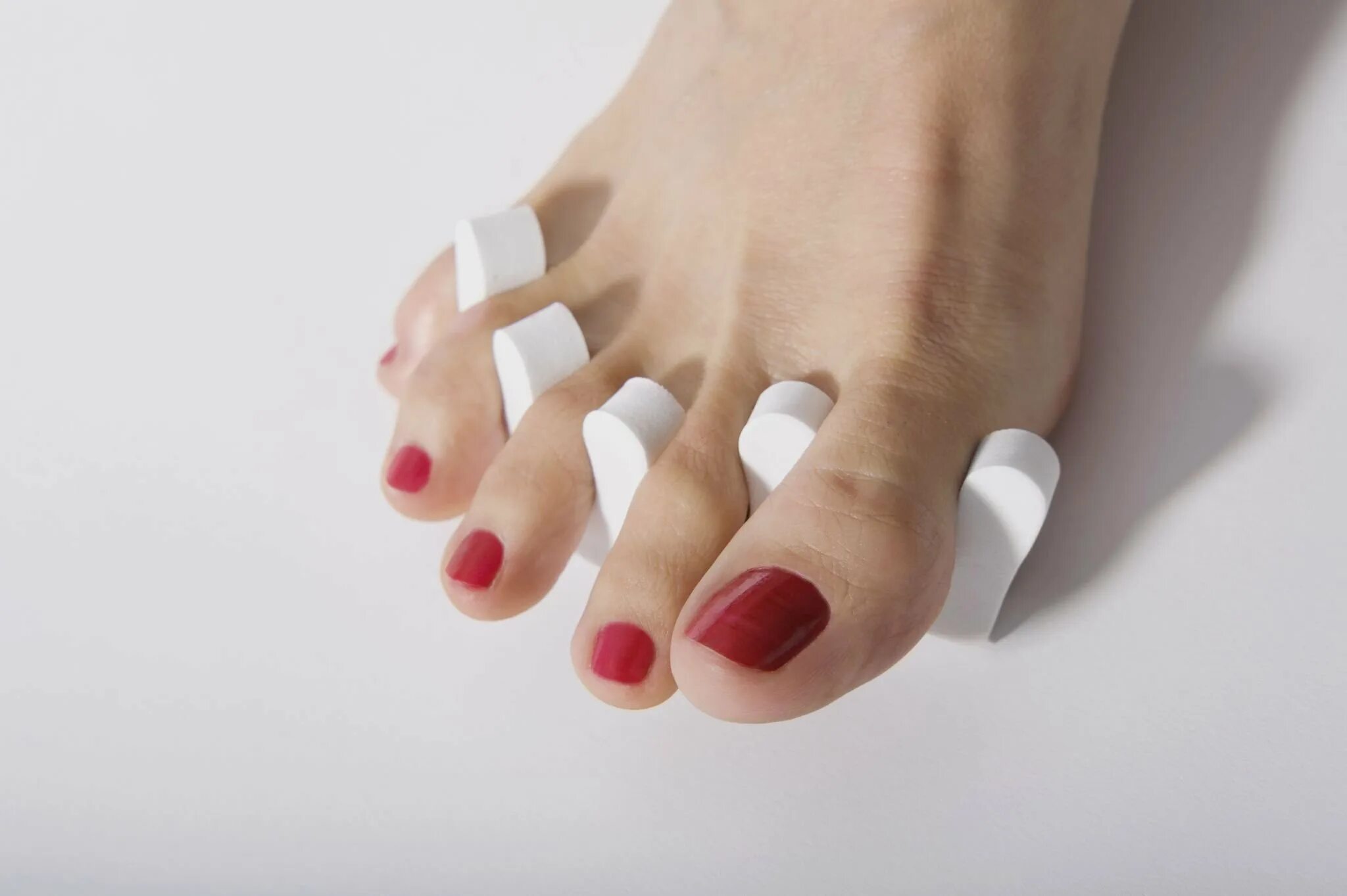 Педикюр грибковых ногтей. Ногти на ногах. Накрашенные ногти на ногах. Педикюр без покрытия. Женские ногти на ногах.