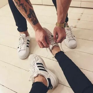 Девушка завязывает шнурки на кроссовках