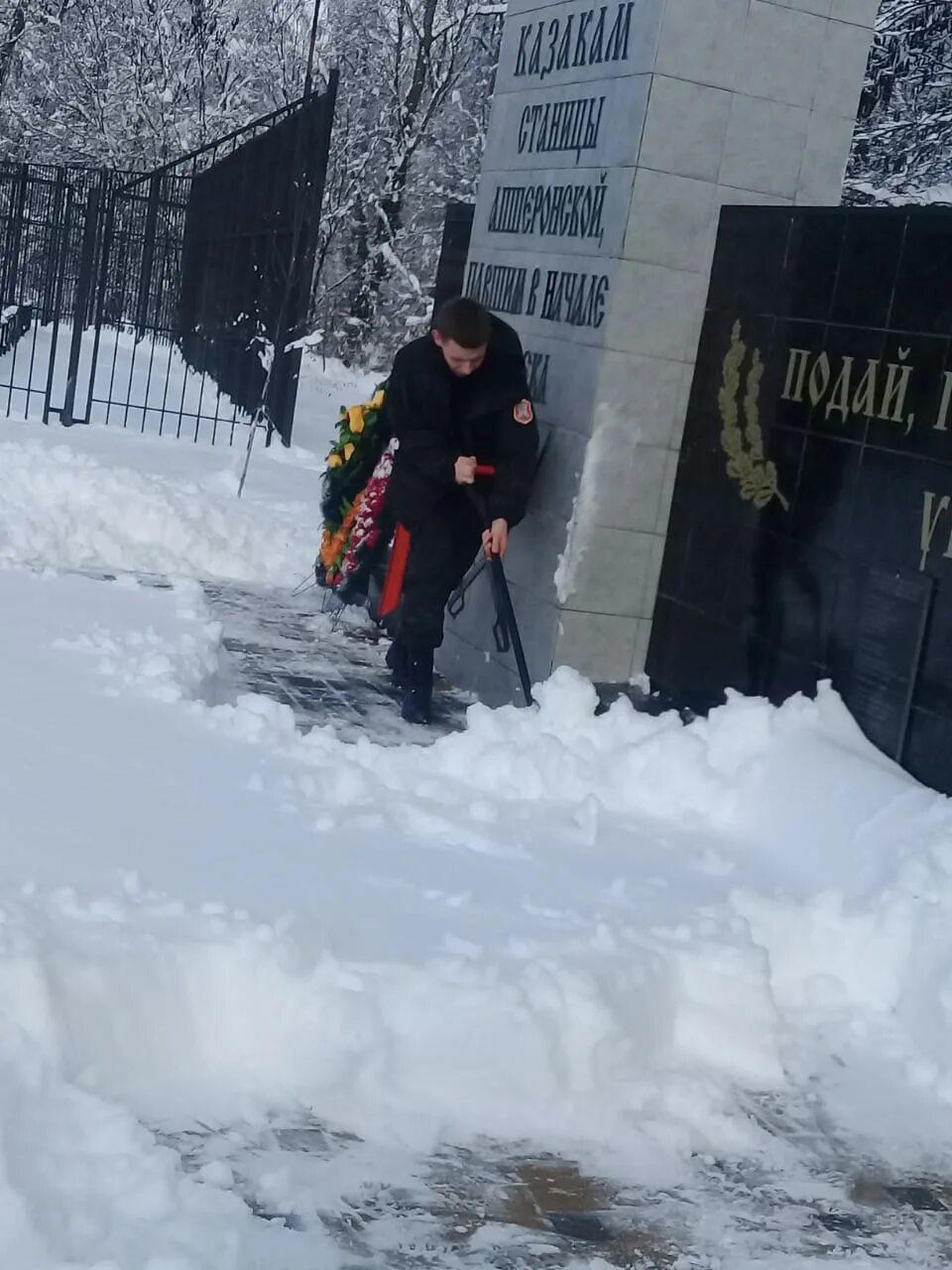 Там где пехота. Апшеронск памятник казакам. Сугроб на памятнике. Памятник казакам парк Юность Апшеронск. Там где пехота не пройдет и бронепоезд.