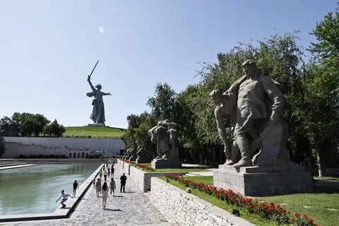 Памятник сооруженный на деньги семьи мараевых