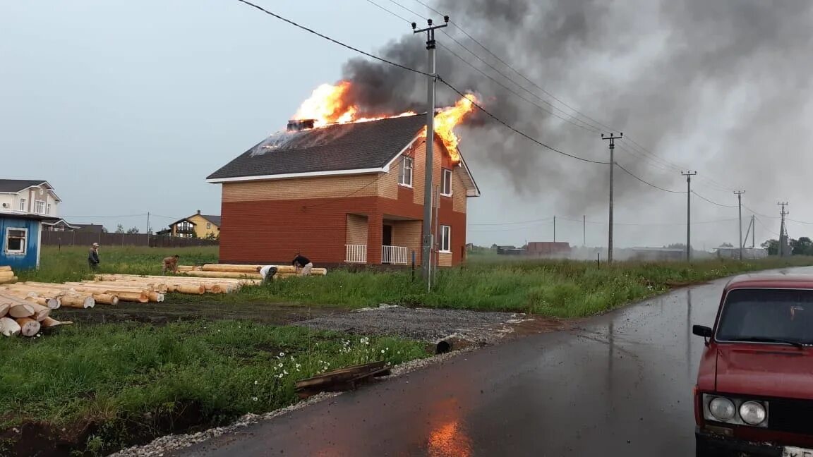 Поставь попали в дом. Горящий дом. Попадание молнии в дом. Молния попала в дом. Дом горит.