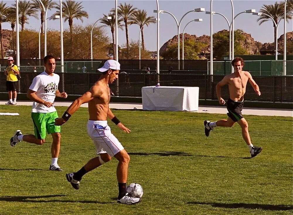 They playing football at the institute. Завершение карьеры игры в футбол. Джокович играет в футбол. Креативные фото с футбольных тренировок. Heroic играют в футбол.