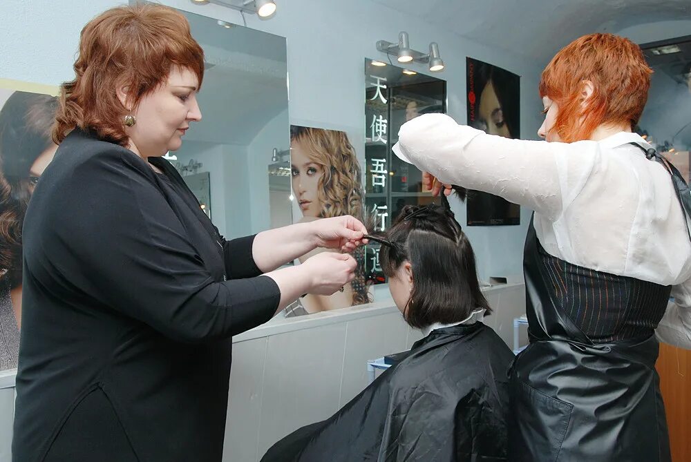 Парикмахерская стрижка. Мастер салона красоты. Прически в парикмахерской. Парикмахерское искусство. Парикмахер на дому.