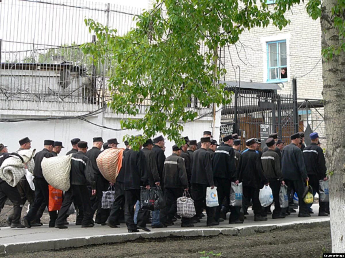 Осужденные таджик. Этапирование осужденных. Этап в тюрьме. Этап в колонию. Тюрьма зона колония.