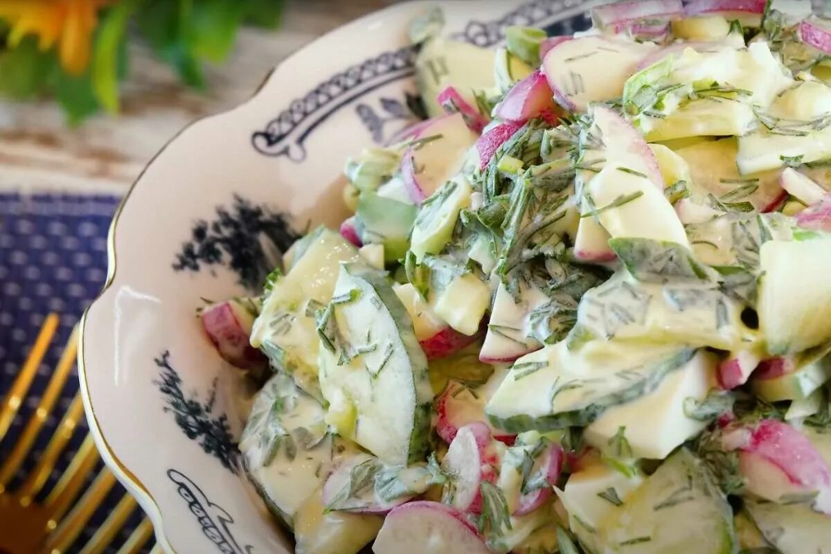 Салат с редисом вкусный рецепт с фото. Салат из редиса с яйцом. Салат с редисом вкусный рецепт с фото. Салат из редиски со сметаной. Салат с редисом вкусный рецепт с фото.