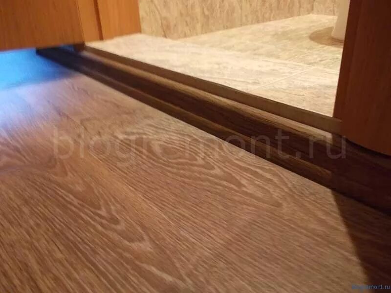 Порог для двери в ванную. Дверной порожек в ванную комнату. порожек в ванную в дверном. порог межкомнатной двери. дверь с порогом в ванную.