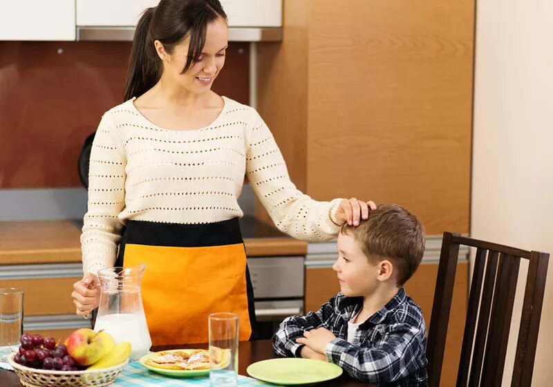 Ребенок обижен на родителей. Отец гладит. Родители гладят. Отец гладит сына. Папа гладит ребенка.