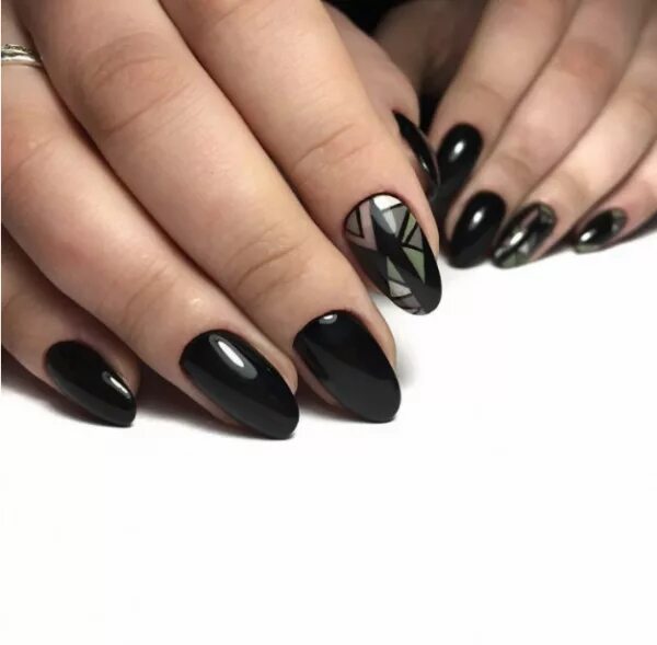 Маникюр со слайдерами в черных тонах. Черные ногти. Черный маникюр 2023. Чёрный маникюр на миндалевидных ногтях 2021. Ногти 2023 модные темные.